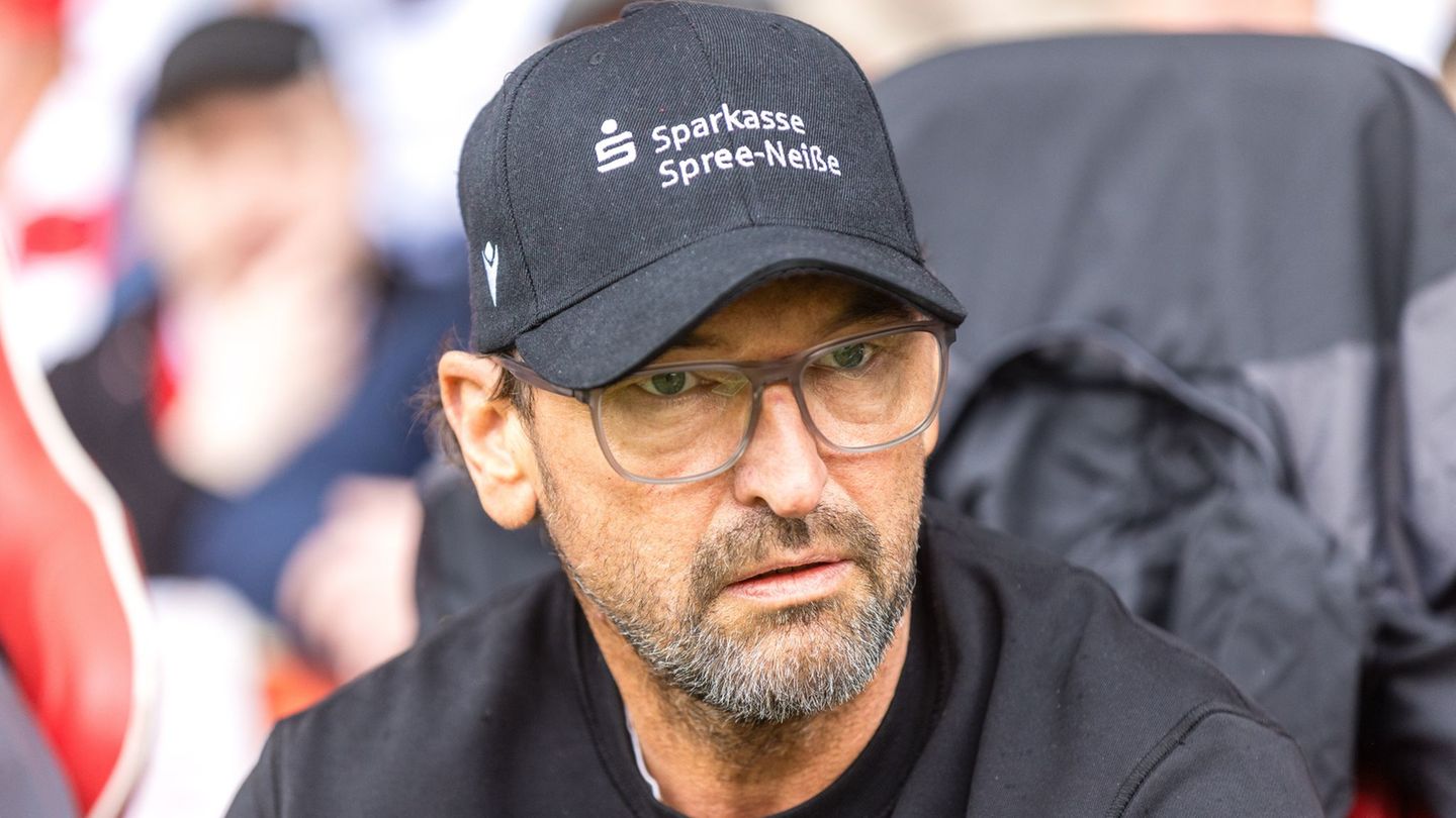 Claus-Dieter Wollitz und Energie Cottbus haben in Essen gewonnen. Foto: Frank Hammerschmidt/dpa