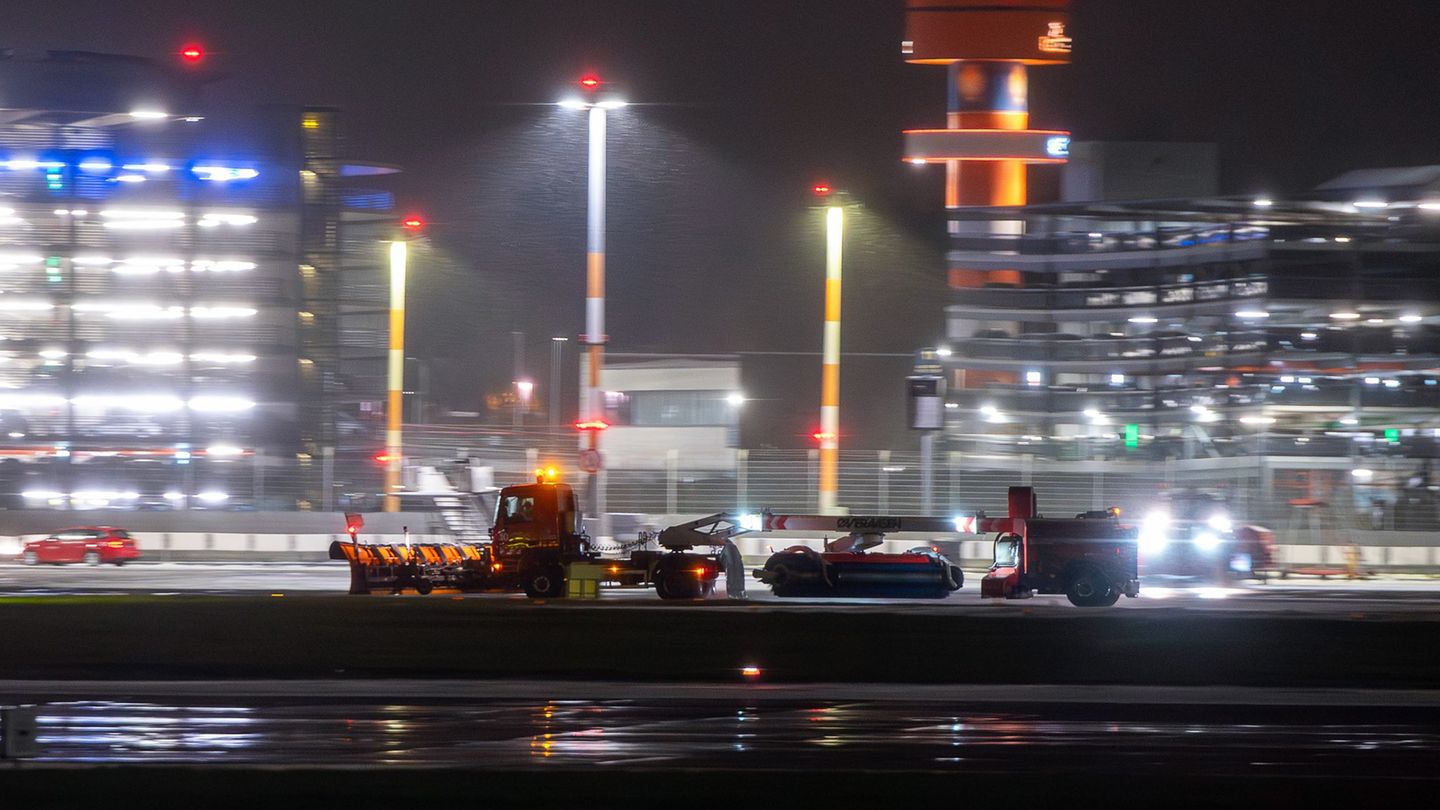 Die Straßen Hamburgs sind vom ersten Schnee der Wintersaison überzogen. Foto: René Schröder/News5/dpa
