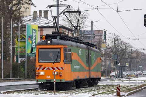 Wegen Glättegefahr setzt der gesamte Busverkehr im Stadtgebiet Würzburg in der Nacht zum Montag aus. (Symbolbild) Foto: Heiko Be