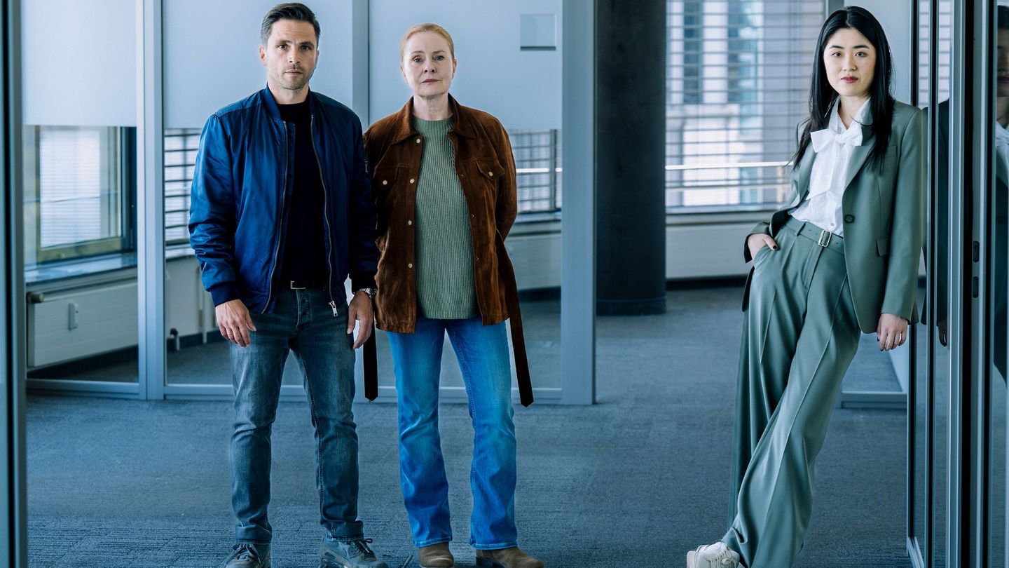 Ist das das neue Trio der Krimireihe "Die Füchsin"? Im Film "Das Rachespiel" arbeiten Youssef El Kilali (Karim Cherif), Anne Fuchs (Lina Wendel, Mitte) und Dr. Clara Chu (Kotbong Yang) erstmals zusammen.