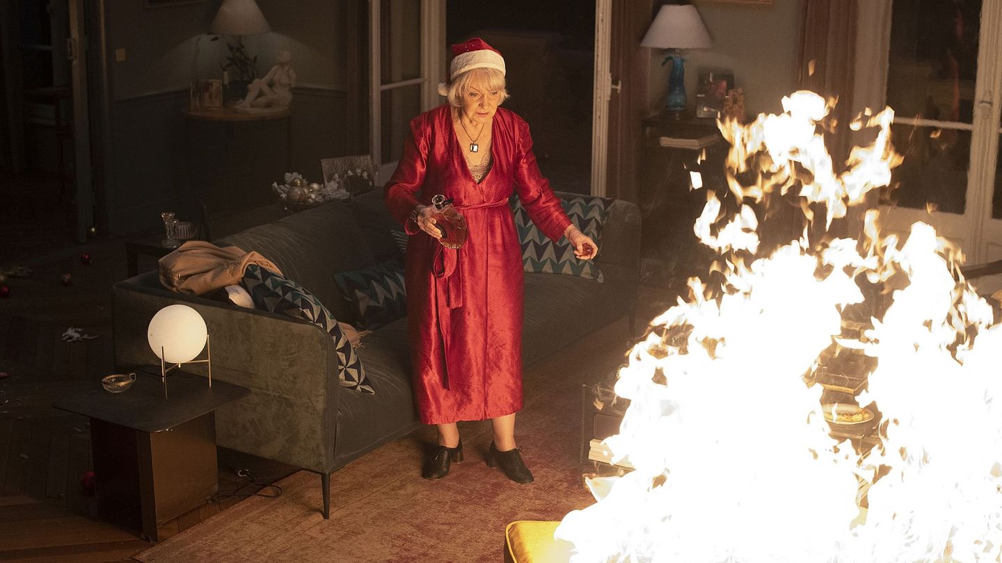 Advent, Advent, die Hütte brennt: Die beiden Seniorinnen Monique (Danièle Lebrun, Bild) und Jeanne (Danielle Fichaud) sind keine ganz unkomplizierten Gäste, wie sich in "Fast perfekte Weihnachten" zeigt.