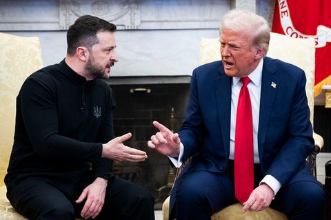 Donald Trump (r.) stellt Wolodymyr Selenskyj vor die Wahl