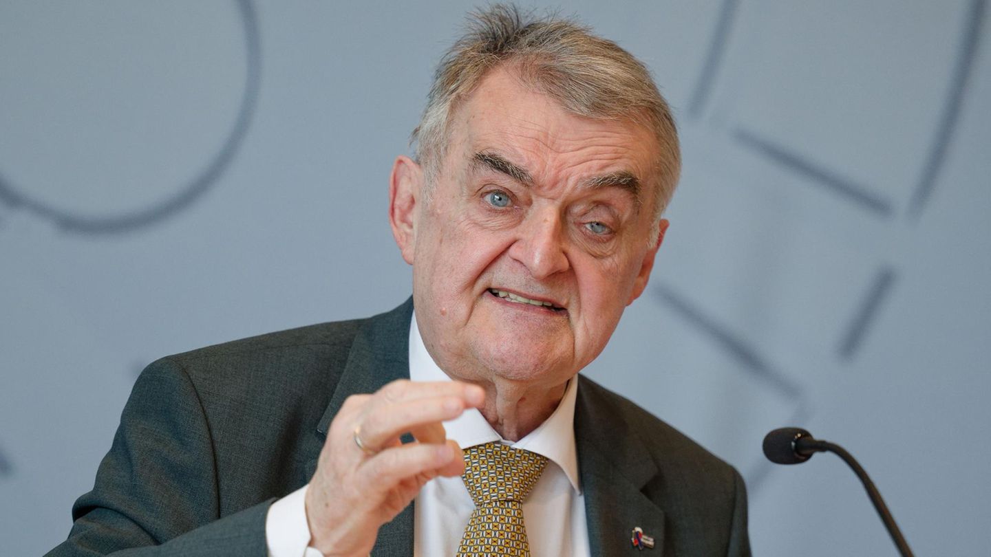 NRW-Innenminister Herbert Reul (CDU) gestikuliert beim Sprechen auf einer Bühne