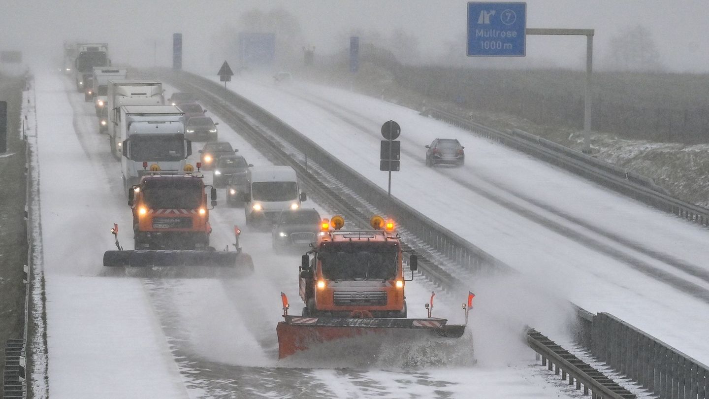 Auf der A9 Richtung München rutscht ein Lkw von der Fahrbahn und landet im Graben. (Symbolbild) Foto: Patrick Pleul/dpa-Zentralb