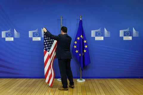US- und EU-Flaggen