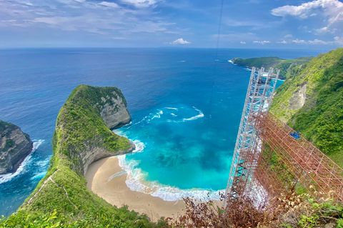 Der Kelingking Beach mit dem T-Rex-Felsen ist ein weltbekanntes Fotomotiv - aber der halbfertige Bau des Glasaufzugs verschandel
