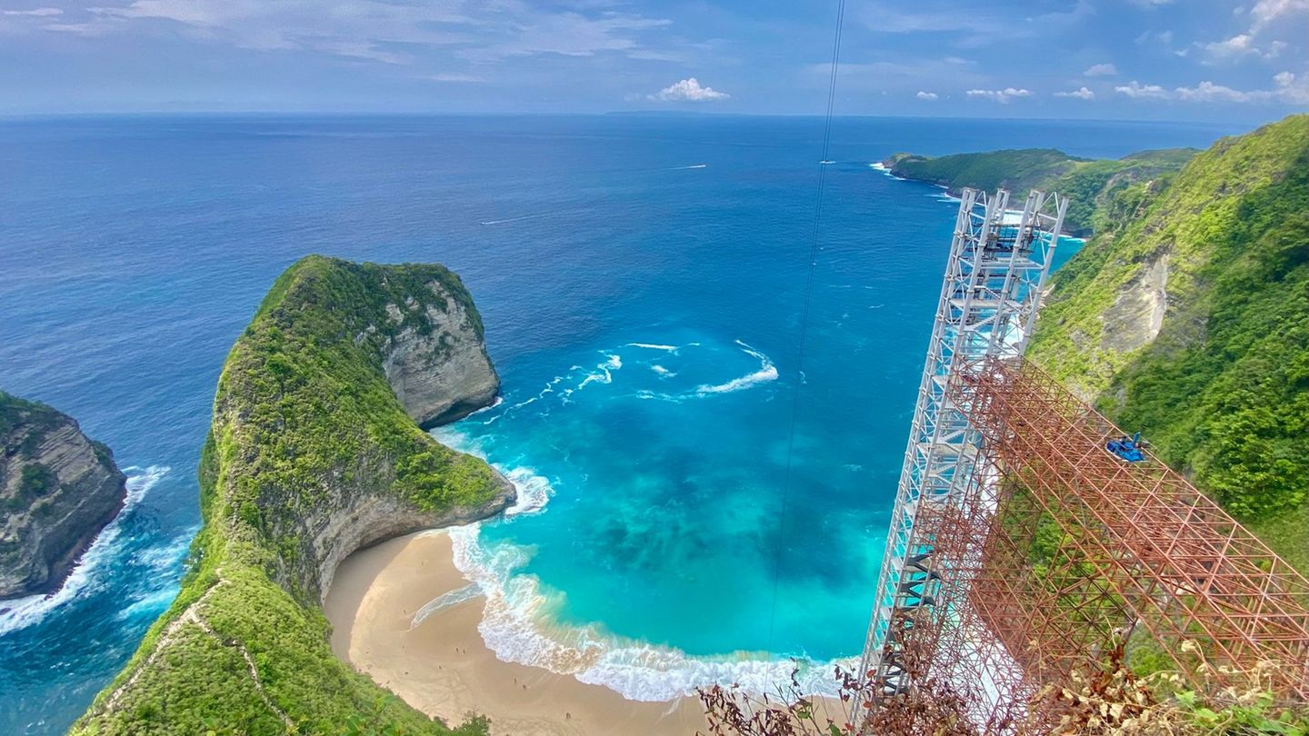 Der Kelingking Beach mit dem T-Rex-Felsen ist ein weltbekanntes Fotomotiv - aber der halbfertige Bau des Glasaufzugs verschandel