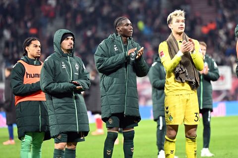 Die Bremer Spieler bedanken sich nach Abpfiff bei den Fans. Sportchef Fritz sah trotz Niederlage eine Entwicklung. Foto: Jennife