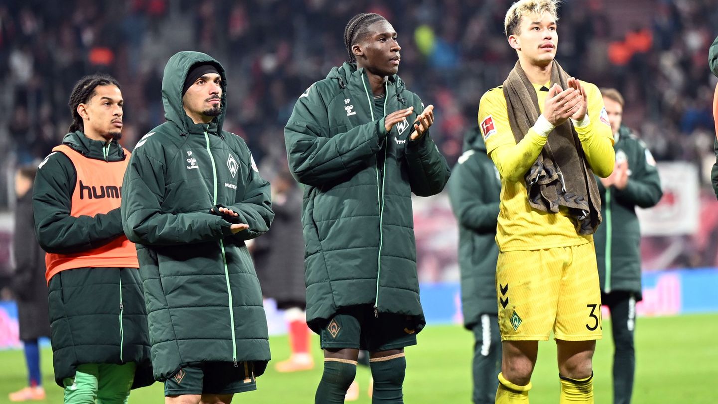 Die Bremer Spieler bedanken sich nach Abpfiff bei den Fans. Sportchef Fritz sah trotz Niederlage eine Entwicklung. Foto: Jennife