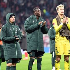 Die Bremer Spieler bedanken sich nach Abpfiff bei den Fans. Sportchef Fritz sah trotz Niederlage eine Entwicklung. Foto: Jennife