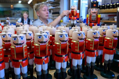 In der Schauwerkstatt der Seiffener Volkskunst eG werden Nussknacker gefertigt, wie sie nicht nur im Erzgebirge an Weihnachten v