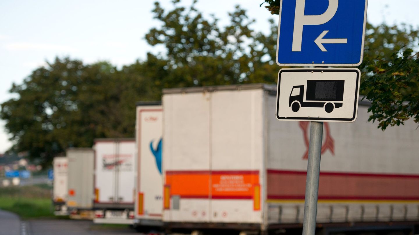 Auf vier der fünf untersuchten Rastanlagen hatte der ADAC Lkw festgestellt, die im absoluten Halteverbot, auf nicht zugelassenen