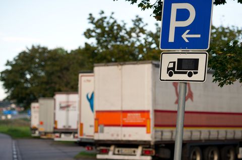 Auf vier der fünf untersuchten Rastanlagen hatte der ADAC Lkw festgestellt, die im absoluten Halteverbot, auf nicht zugelassenen