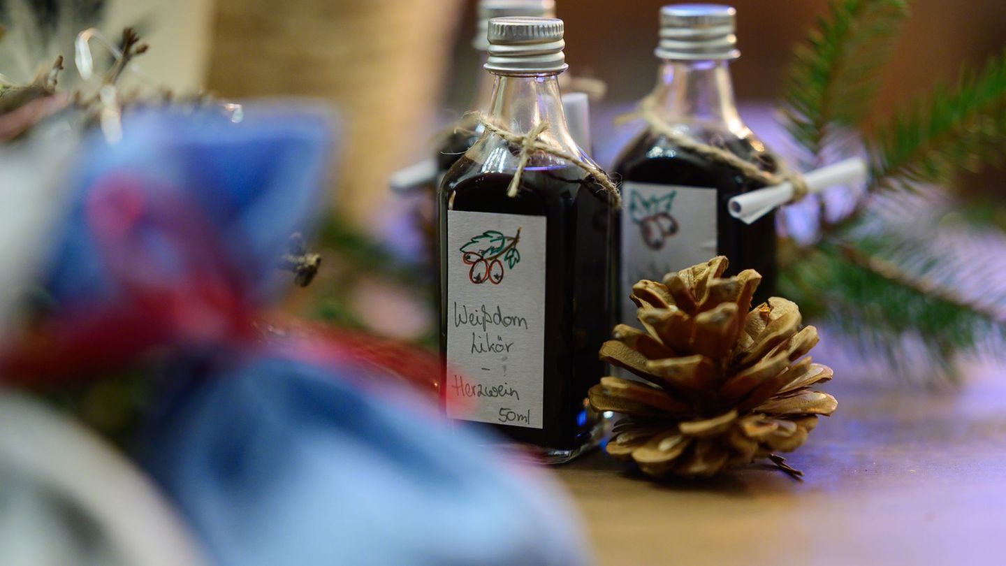 Lavendelpäckchen, Weißdornlikör oder antibiotische Salbe eignen sich hevorragend als Weihnachtsgeschenke. Foto: Philipp Schulze/