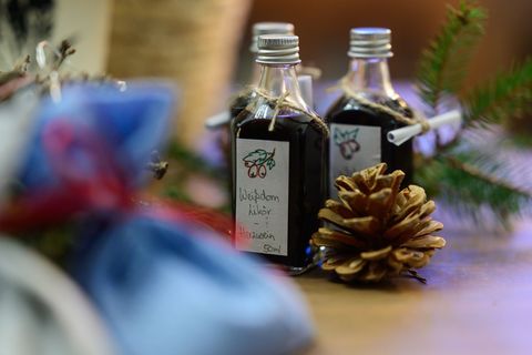 Lavendelpäckchen, Weißdornlikör oder antibiotische Salbe eignen sich hevorragend als Weihnachtsgeschenke. Foto: Philipp Schulze/