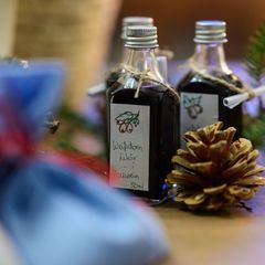 Lavendelpäckchen, Weißdornlikör oder antibiotische Salbe eignen sich hevorragend als Weihnachtsgeschenke. Foto: Philipp Schulze/