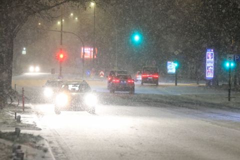 Vielerorts gab es in der Nacht den ersten Schneefall und der sorgt direkt für glatte Straßen. Foto: Bodo Marks/dpa