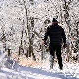 Auf dem Fichtelberg in Sachsen ist die Schneedecke dick genug, um den Wintersport zu starten