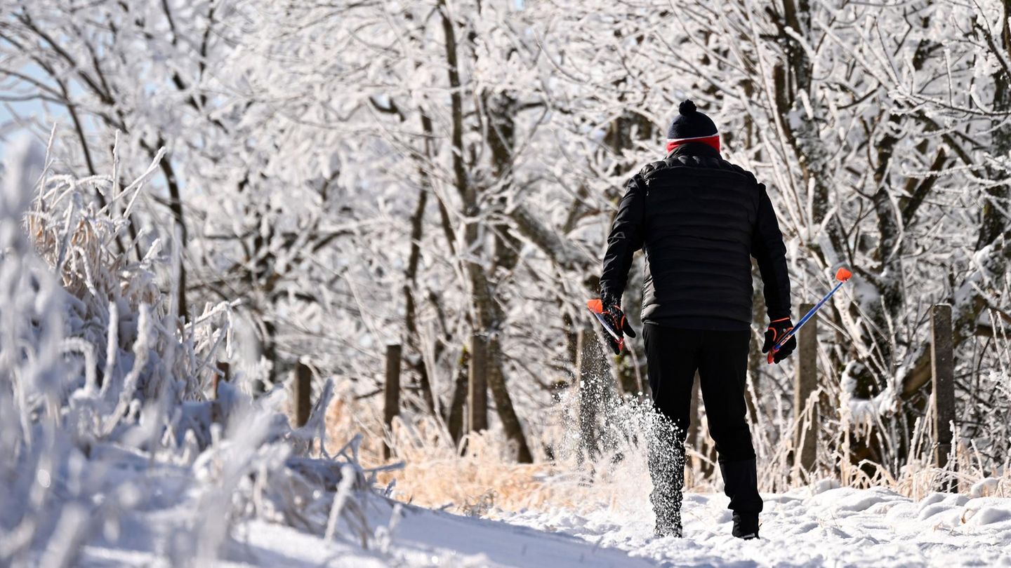 Auf dem Fichtelberg in Sachsen ist die Schneedecke dick genug, um den Wintersport zu starten
