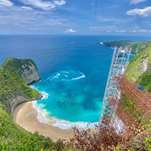 Am T-Rex-Felsen auf Bali steht ein Gerüst für einen Aufzug