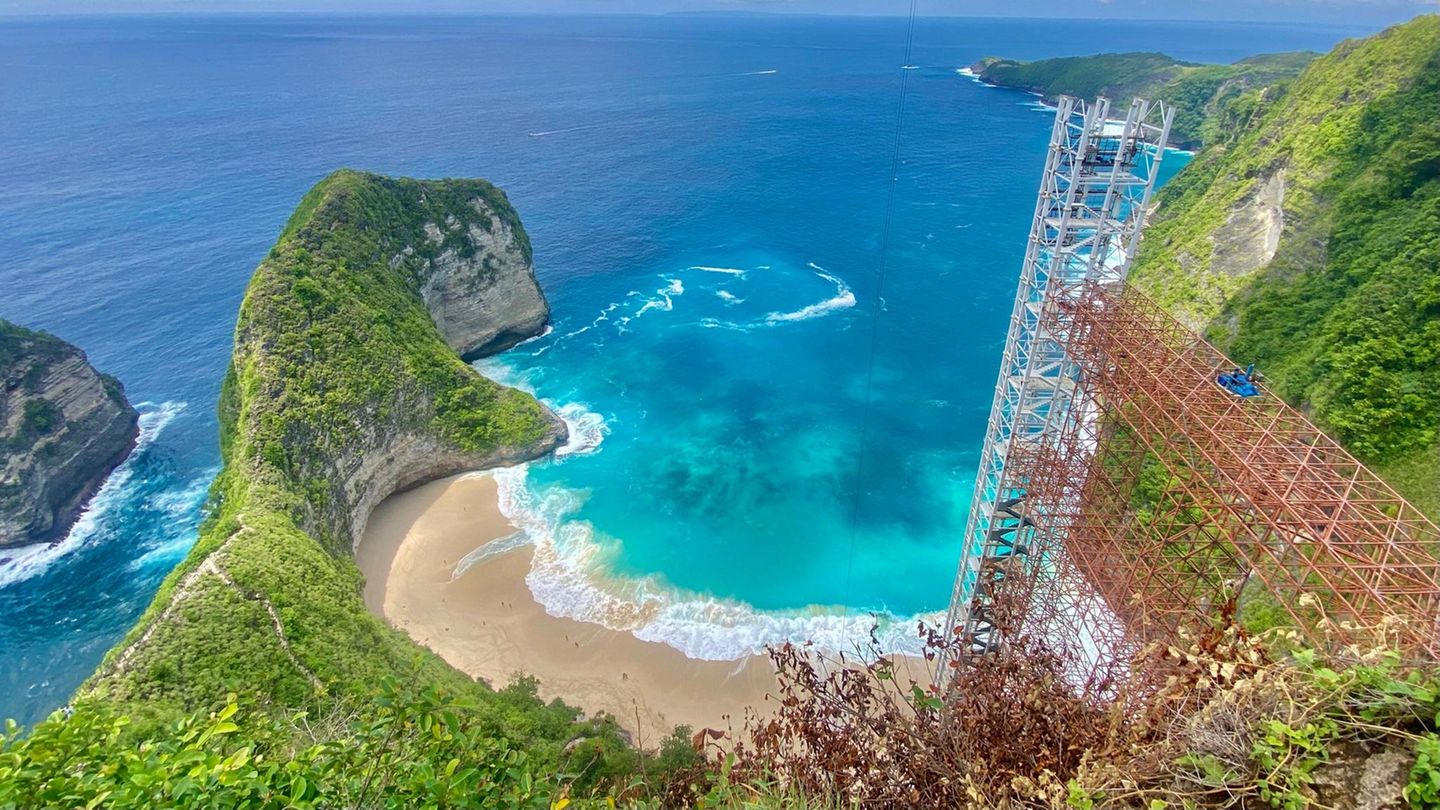 Am T-Rex-Felsen auf Bali steht ein Gerüst für einen Aufzug