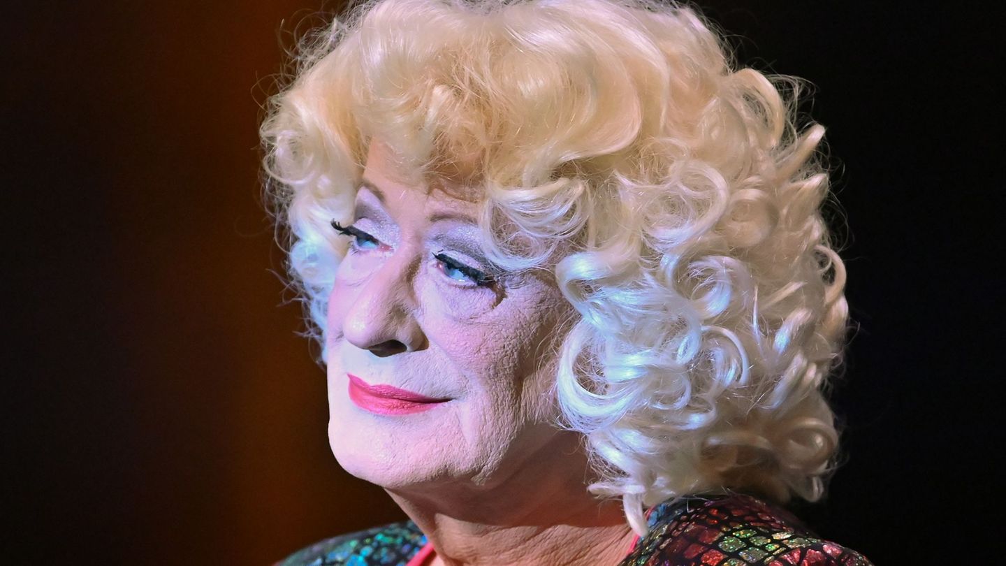 Leute-Travestie-Star-Lilo-Wanders-glaubt-an-das-Gute-im-Menschen