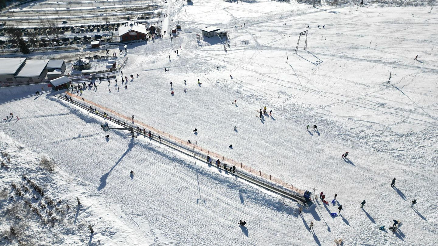 Das sonnige Wetter lockte zahlreiche Wintersportgäste in den Harz