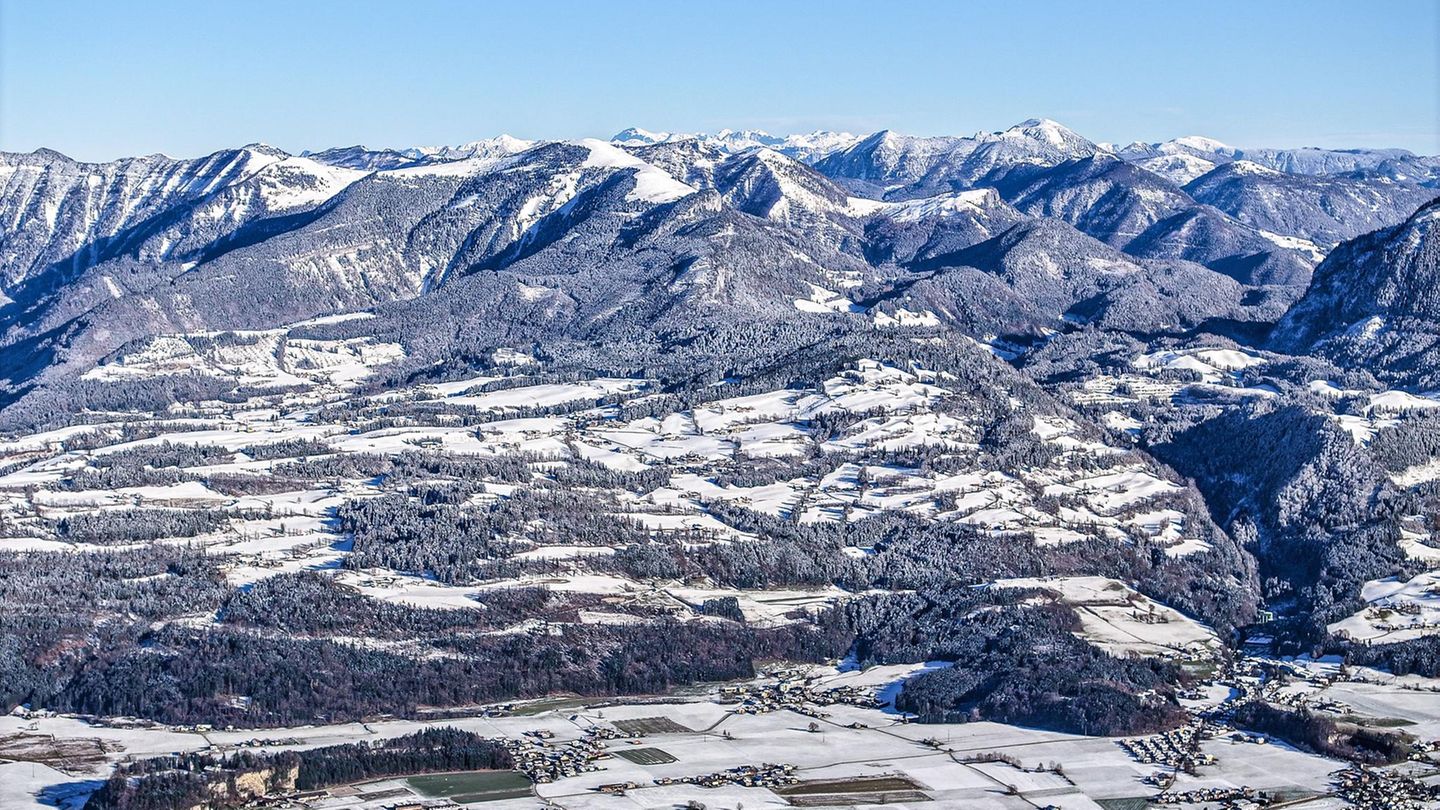 Ein sehnsüchtiger Blick auf die schneebedeckten Alpen im Berchtesgadener Land