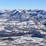 Ein sehnsüchtiger Blick auf die schneebedeckten Alpen im Berchtesgadener Land