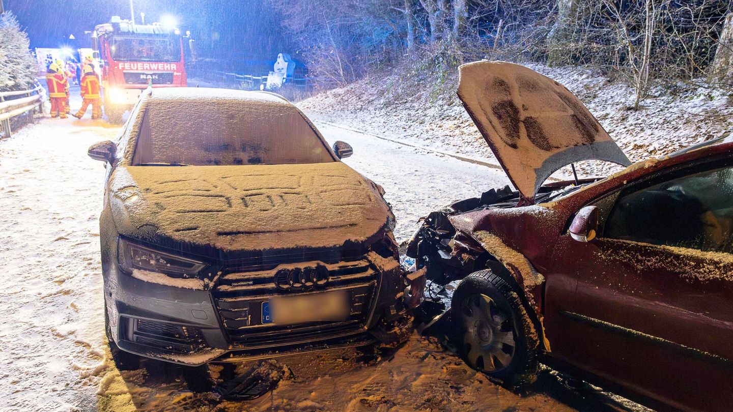 In Nordrhein-Westfalen erlitten zwei Autos wegen Glatteis einen Unfal