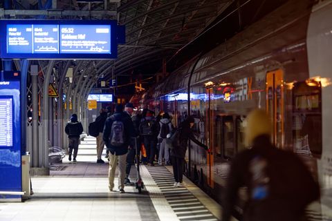 Fern- und Regionalzüge fahren den Kölner Hauptbahnhof wieder an. Foto: Henning Kaiser/dpa