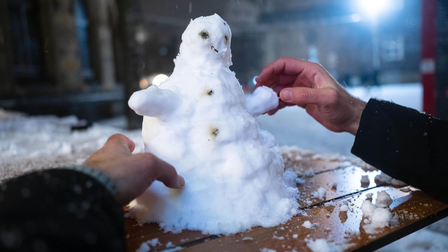 Genug Schnee, für einen kleinen Schneemann in der Bremer Innenstadt