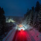 Autos rollen bei Freudenstadt über die verschneite Bundesstraße 28
