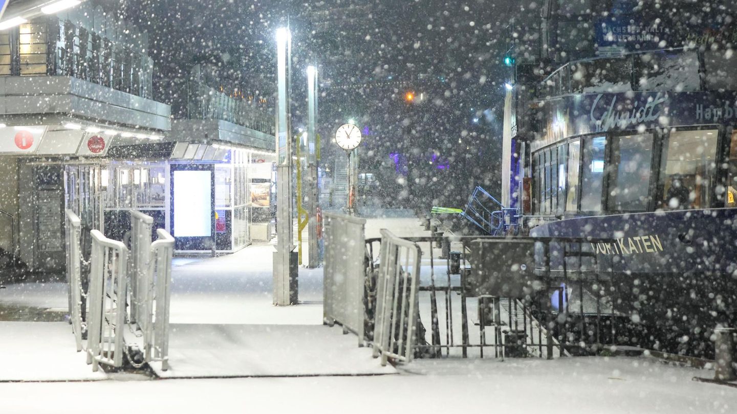 Schneegestöber auch an den Hamburger Landungsbrücken