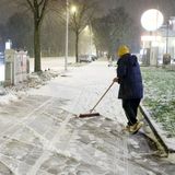 Richtig begeistert sind die Hanseaten von den weißen Flocken nicht. Die müssen schnell weg geschippt werden