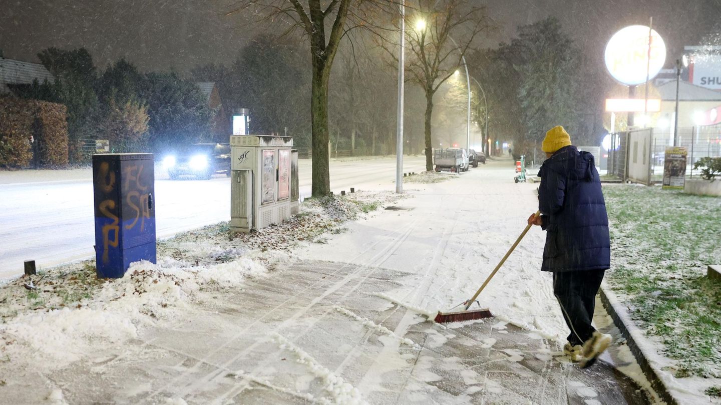 Richtig begeistert sind die Hanseaten von den weißen Flocken nicht. Die müssen schnell weg geschippt werden