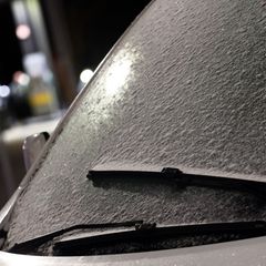 Viele Autofahrer in Thüringen mussten am Morgen ihre Scheiben kratzen. (Archivbild) Foto: Karl-Josef Hildenbrand/dpa