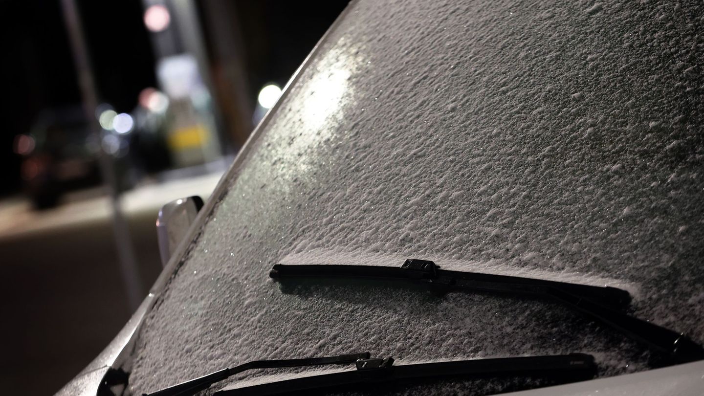 Viele Autofahrer in Thüringen mussten am Morgen ihre Scheiben kratzen. (Archivbild) Foto: Karl-Josef Hildenbrand/dpa