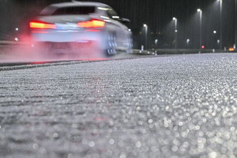 Mancherorts kann es noch glatt sein. Foto: Jason Tschepljakow/dpa