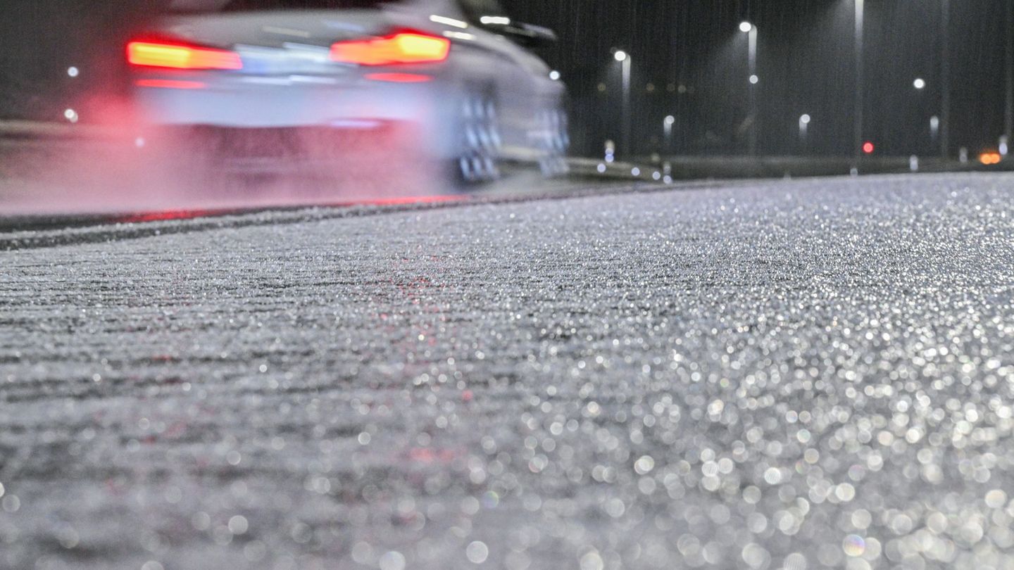 Mancherorts kann es noch glatt sein. Foto: Jason Tschepljakow/dpa