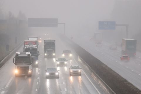 Trotz Glätte bleibt ein Verkehrschaos in Sachsen bislang aus. (Archivbild) Foto: Jan Woitas/dpa