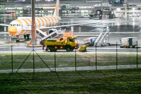 Am Flughafen München gab es wetterbedingte Beeinträchtigungen. Foto: Jason Tschepljakow/dpa