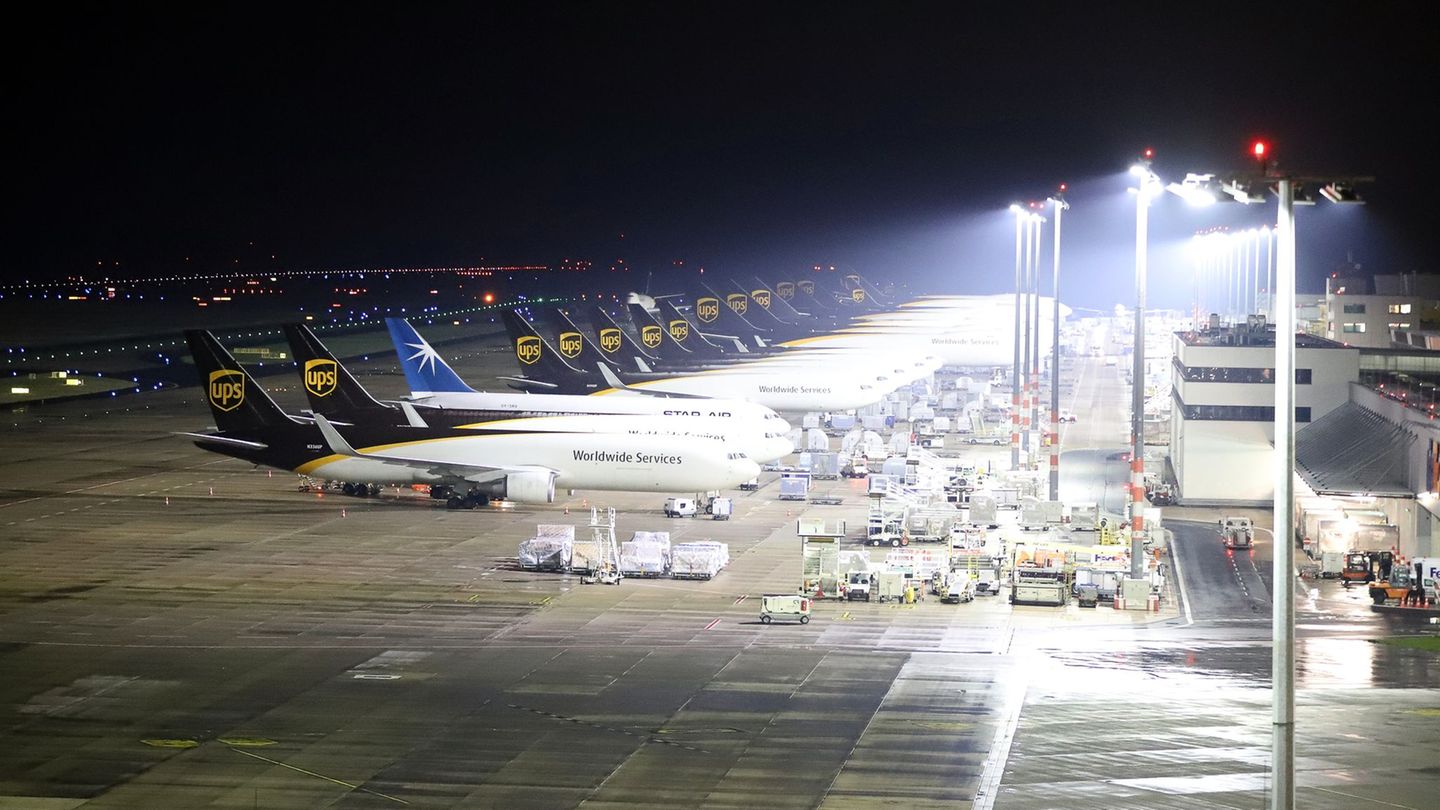 Flughafensicherheit: Verspätete Passagiere laufen auf Flugfeld - Strafverfahren