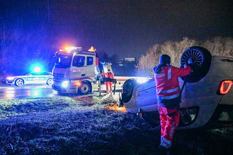 Auf spiegelglatter Fahrbahn überschlägt sich auf der B19 bei Aalen ein Auto, die Fahrerin bleibt unverletzt. Foto: Jason Tschepl