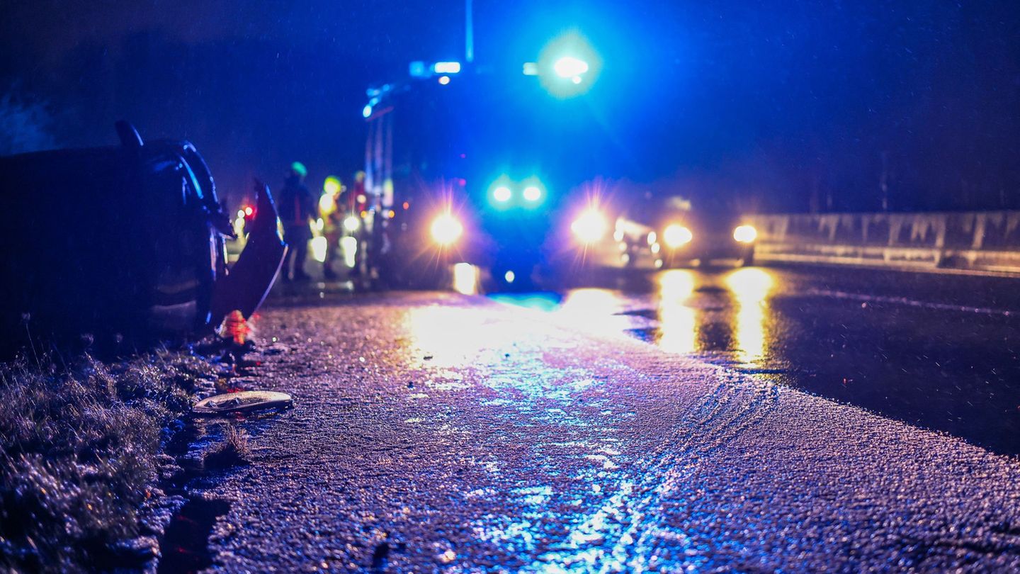 Auf glatten Straßen kam es zu mehreren Unfällen. Foto: Christoph Reichwein/dpa