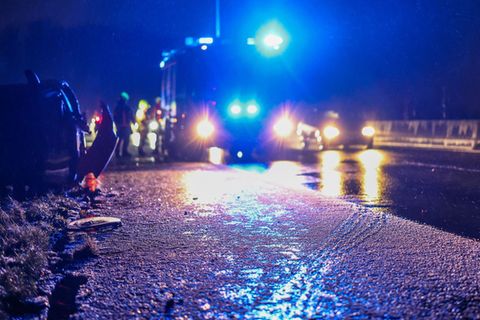 Auf glatten Straßen kam es zu mehreren Unfällen. Foto: Christoph Reichwein/dpa