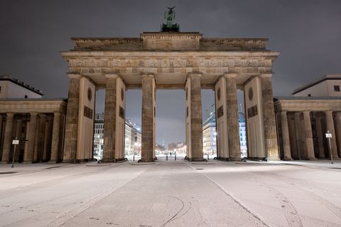 Der erste Schnee des Winters in Berlin fiel in der Nacht zum Montag. Foto: Fabian Sommer/dpa