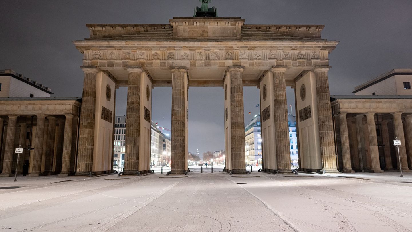 Der erste Schnee des Winters in Berlin fiel in der Nacht zum Montag. Foto: Fabian Sommer/dpa