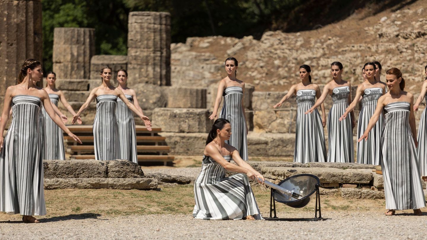 Wenn die Sonne nicht scheint, funktioniert es auch nicht mit der Entzündung des olympischen Feuers unter freiem Himmel. (Archivb