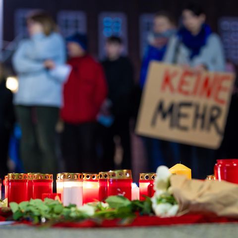 Gewalt an Frauen: Kerzenmeer nach Femizid